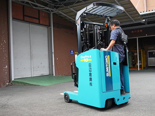 リーチフォークリフトを使用した搬入・搬出作業に「アイシングギア ベスト2」を活用 リーチフォークリフトを使用した搬入・搬出作業に「アイシングギア ベスト2」を活用