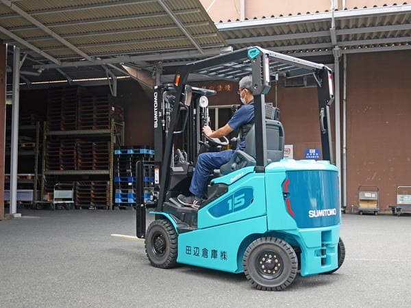 「アイシングギア ベスト2」を着用してカウンターバランスフォークリフトを操作