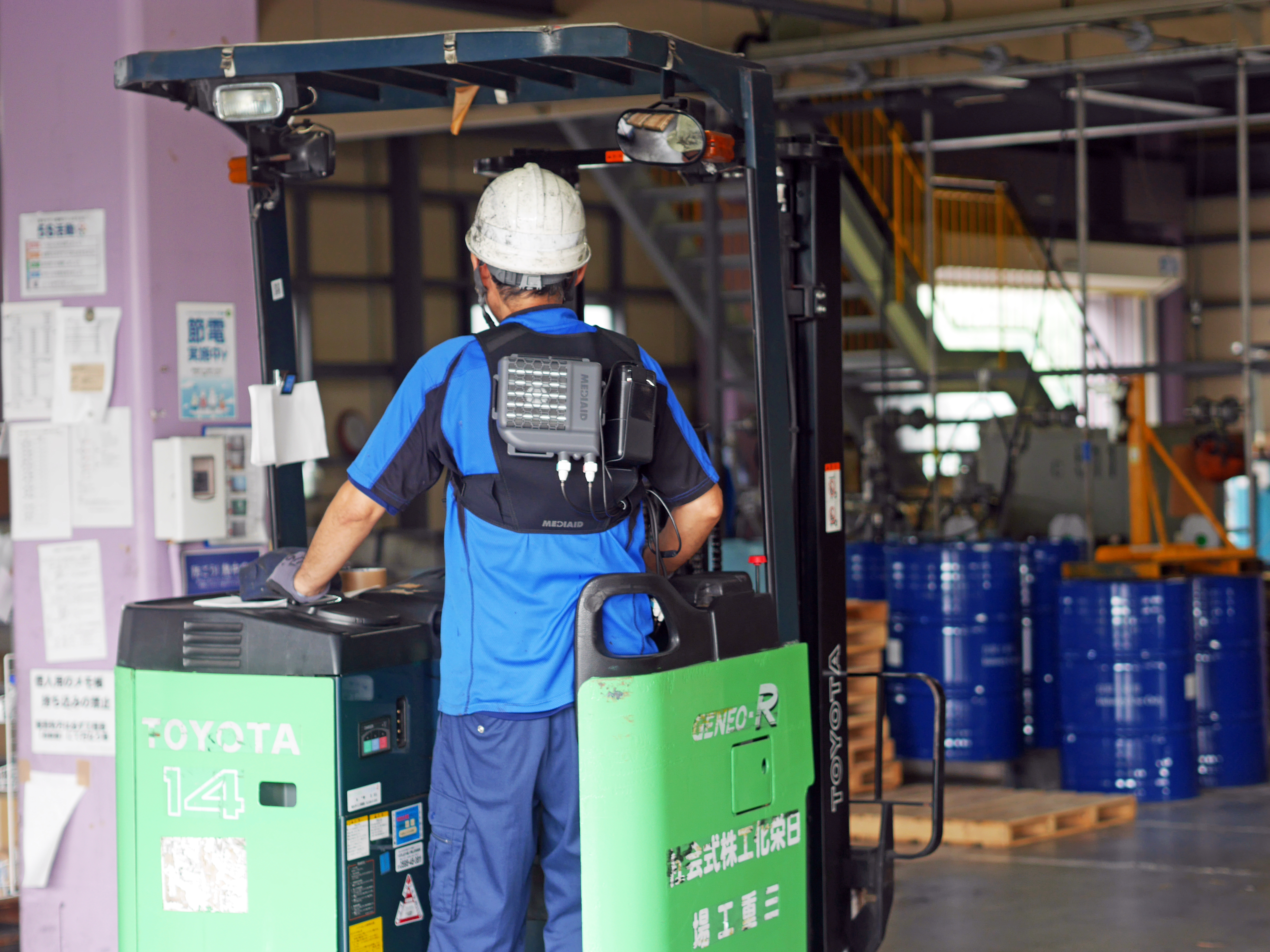 製造現場での着用シーン2