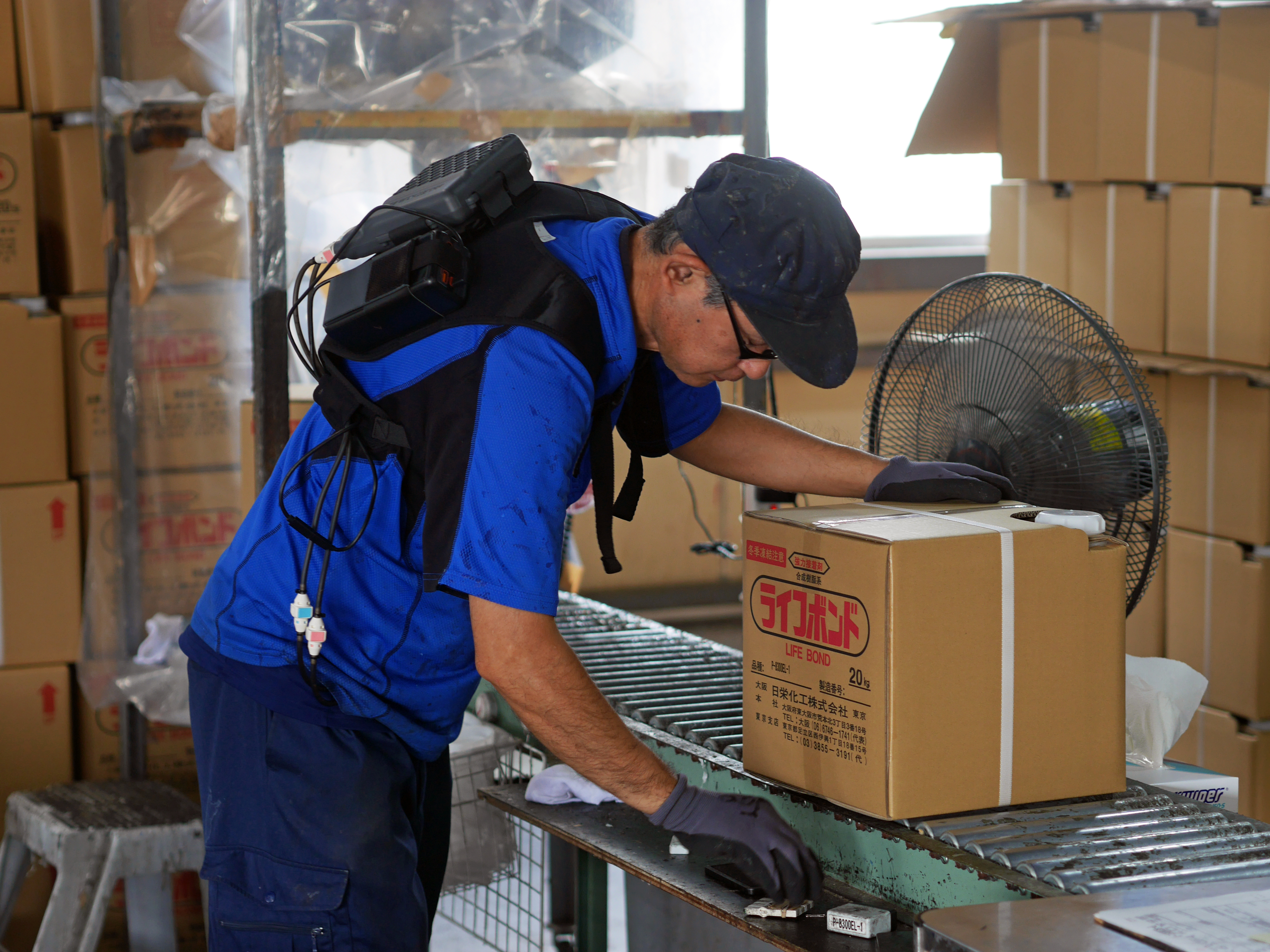 製造現場での着用シーン1