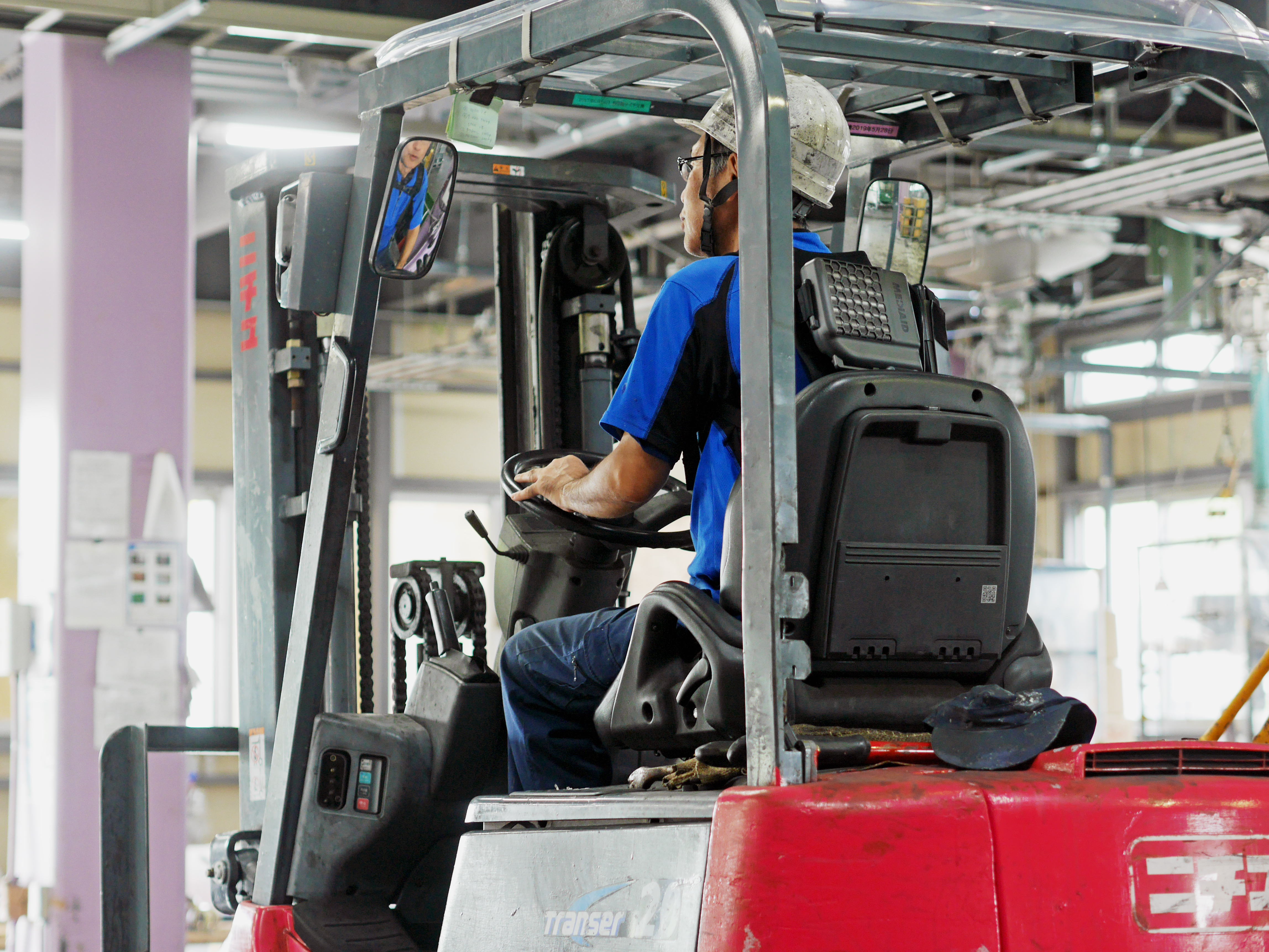 工場内での作業風景