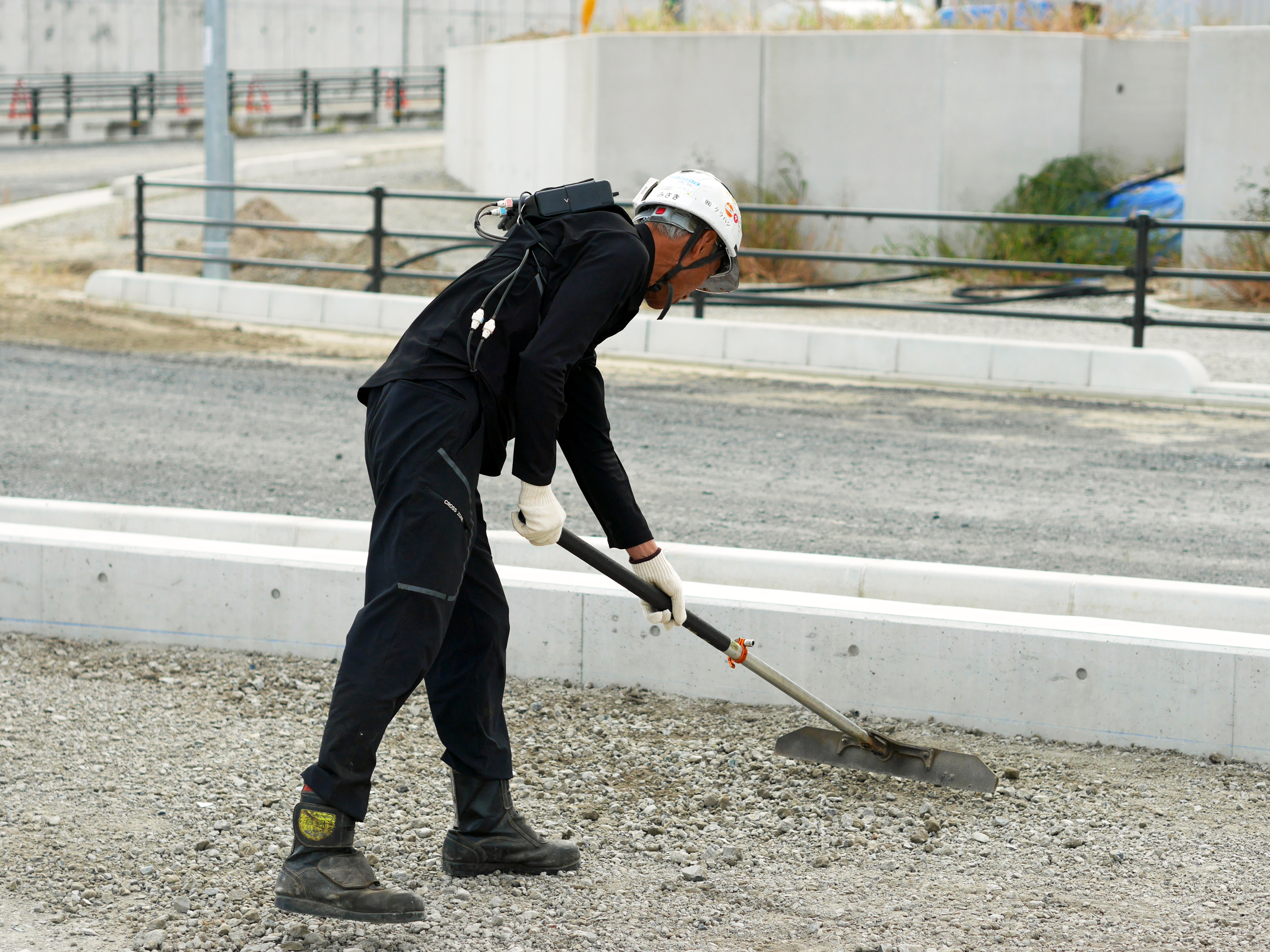 熱せられたアスファルトの上での過酷な舗装作業