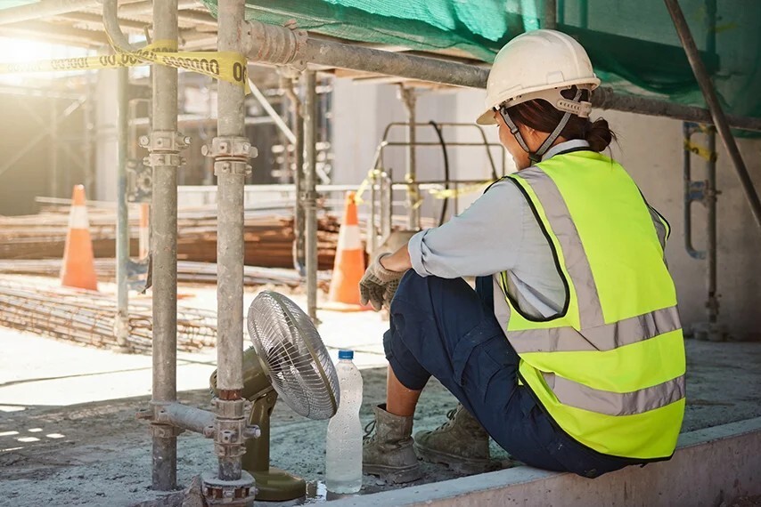 工場・建設現場の熱中症対策。検討すべきこと、必要な視点、労働現場で役立つ対策グッズを解説
